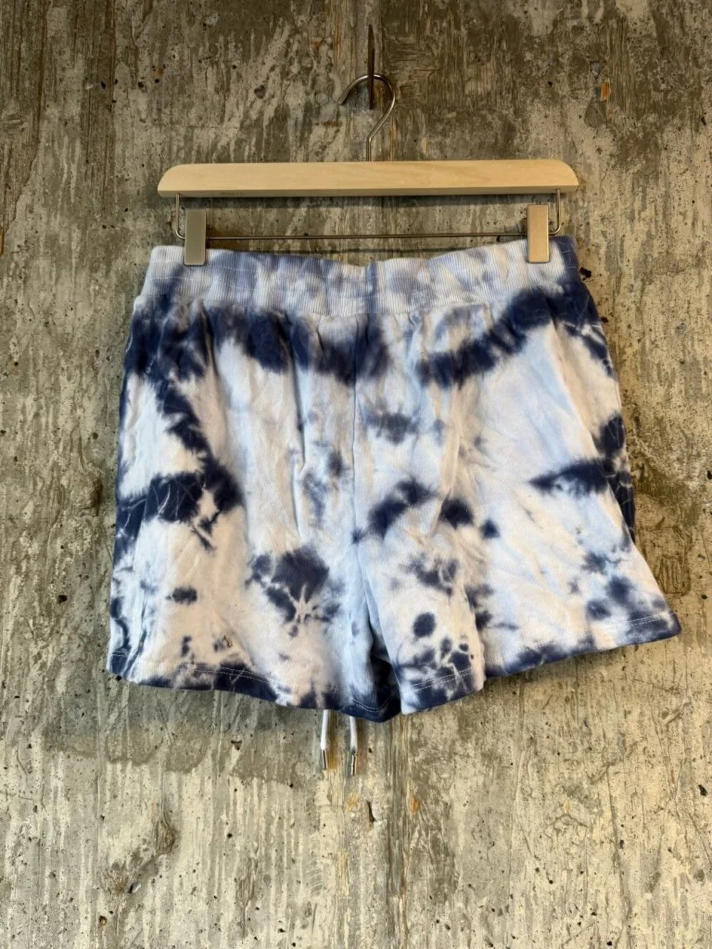 TRUE RELIGION Men's Tie Dye Relaxed Short in Blue Size M